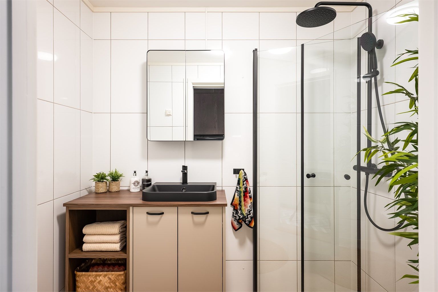 Badet har fått nye gulvflis med mosaikk i dusjsonen, 
og ny innredning med skap og hyller