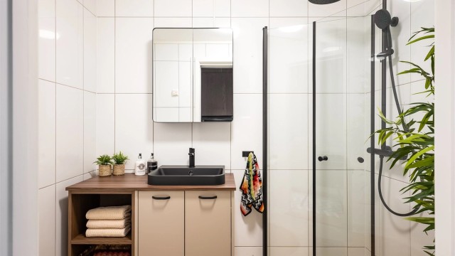 Badet har fått nye gulvflis med mosaikk i dusjsonen,
og ny innredning med skap og hyller