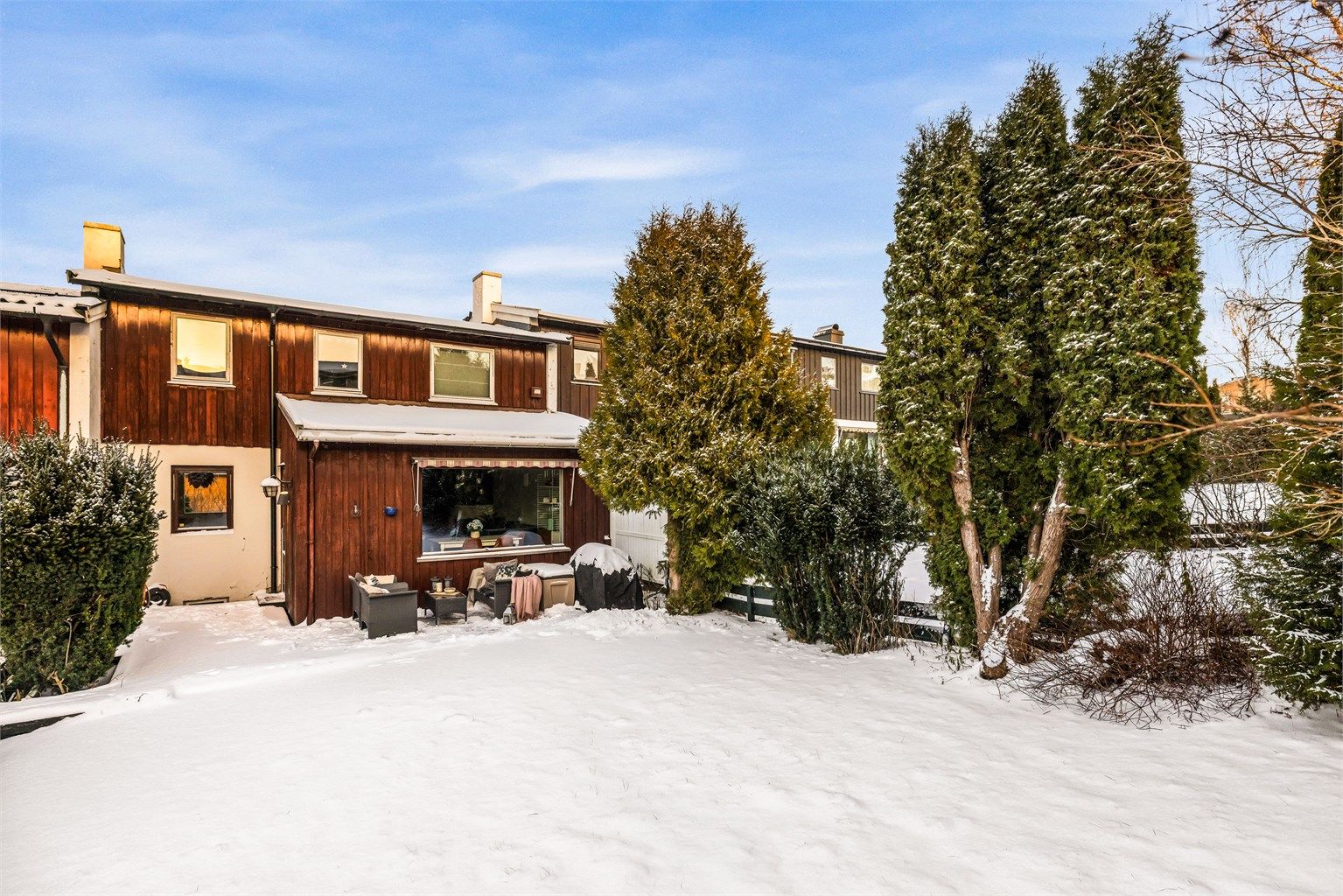 Velkommen til et innholdsrikt rekkehus over to plan samt kjeller, beliggende i et svært attraktivt og barnevennlig område på Røa. Megler: Anne Aartun/Krogsveen. Foto Bjørnar Solberg/Isnitt og Trond Walsø.