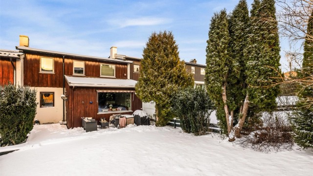 Velkommen til et innholdsrikt rekkehus over to plan samt kjeller, beliggende i et svært attraktivt og barnevennlig område på Røa. Megler: Anne Aartun/Krogsveen. Foto Bjørnar Solberg/Isnitt og Trond Walsø.