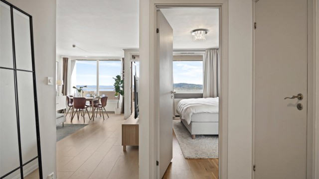 Leiligheten har en delikat og innbydende utførelse med moderne farge-/materialvalg.