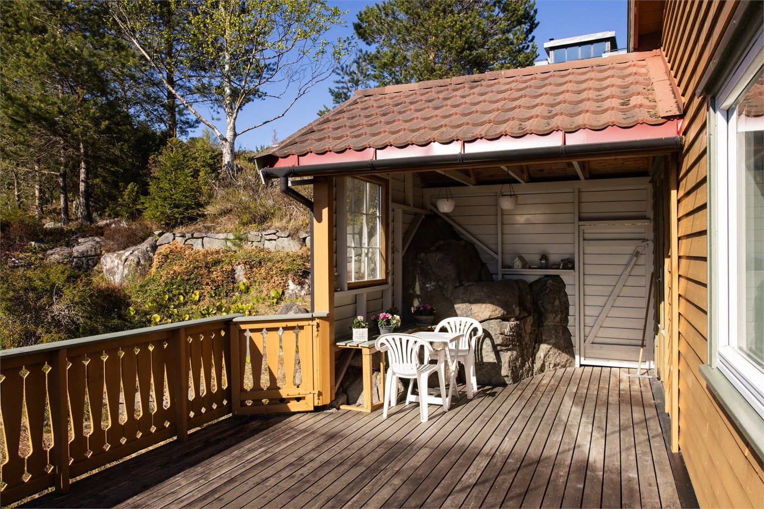Fra stuen er det direkte utgang til en romslig terrasse, vendt mot nordvest. Terrassen har et areal på ca 26m²