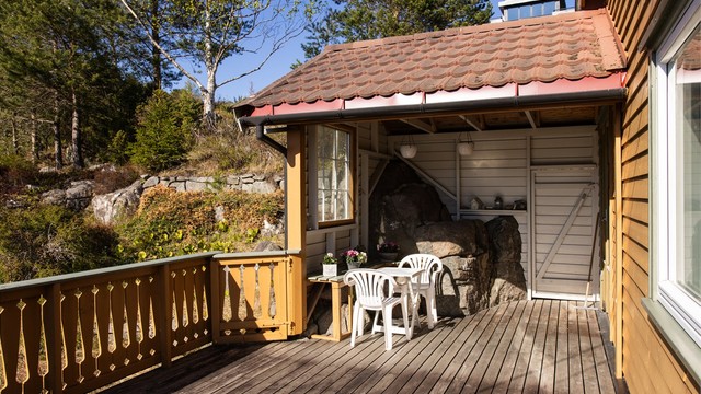 Fra stuen er det direkte utgang til en romslig terrasse, vendt mot nordvest. Terrassen har et areal på ca 26m²