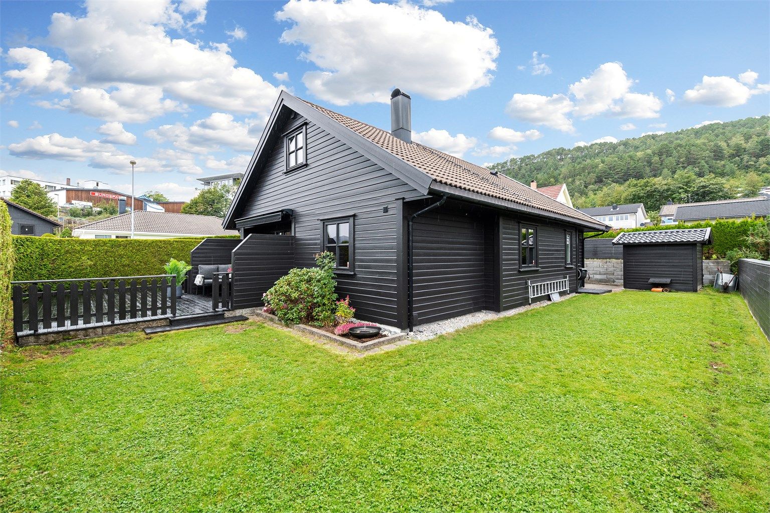 Velkommen til Jomarka 101, en frittliggende enebolig i attraktivt og barnevennlig boligområde på Blindheim - presentert av Eiendomsmegler/Daglig leder Preben Willmann