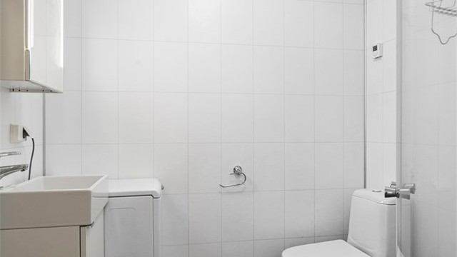 Bad fra 2017 med flislagt gulv, dusjhjørne og opplegg for vaskemaskin - Leilighet 2 (ikke godkjent til utleie).
