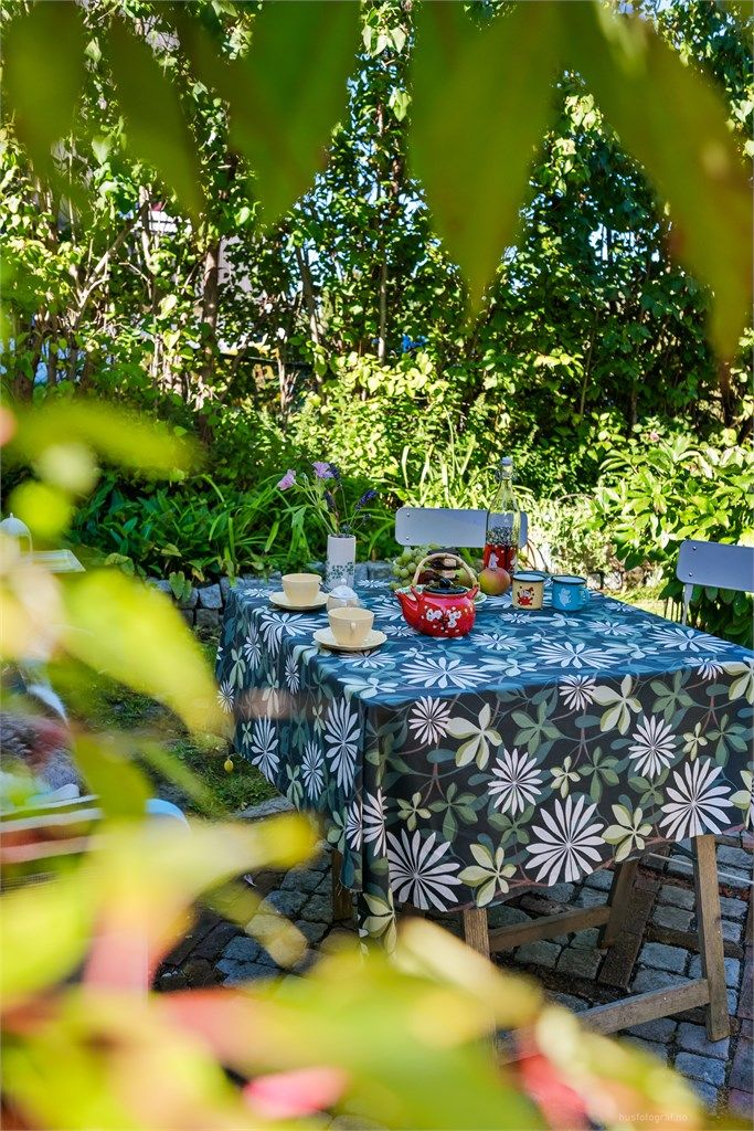 Selger opplyser om følgende solforhold på eiendommen: Avhengig av årstiden fra tidlig formiddag til sent formiddag og igjen fra ettermiddag til solnedgang. 
