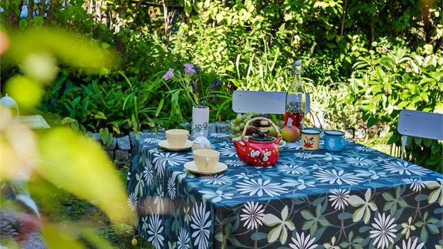 Selger opplyser om følgende solforhold på eiendommen: Avhengig av årstiden fra tidlig formiddag til sent formiddag og igjen fra ettermiddag til solnedgang.