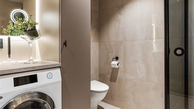 Badet har elektriske varmekabler i gulv og downlights i tak.