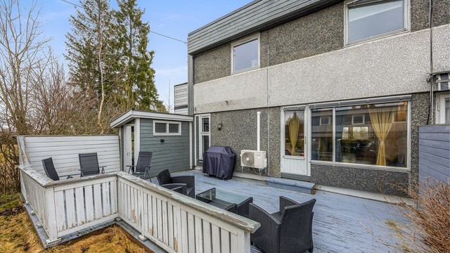 Uteområdet er skjermet og gir gode muligheter for uteliv.