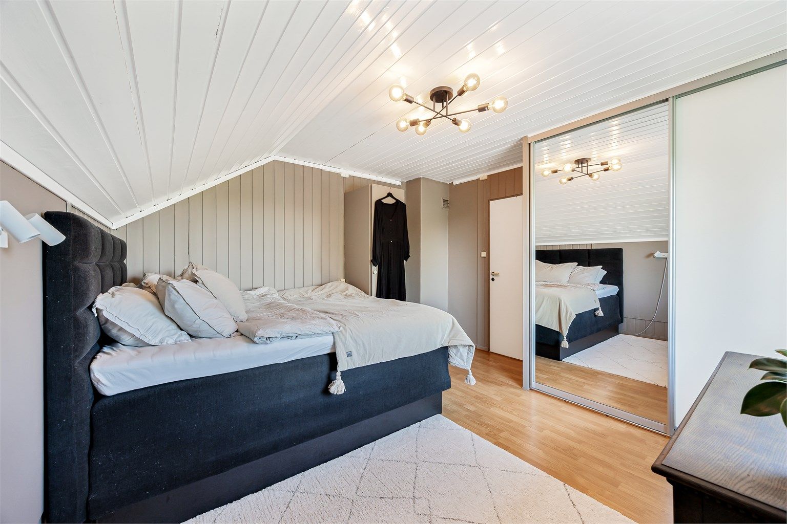 Soverommet på loftet er av god størrelse og har en praktisk skyvedørsgarderobe.