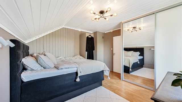 Soverommet på loftet er av god størrelse og har en praktisk skyvedørsgarderobe.