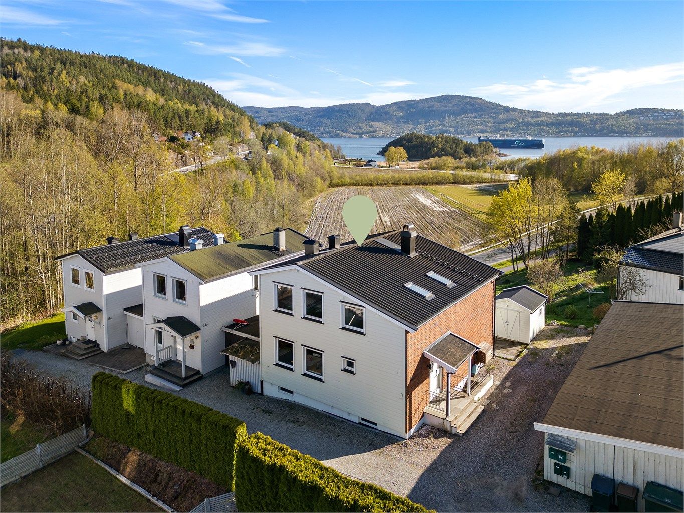 Boligen ligger høyt og fritt med utsikt over nærområdet og fjorden.
