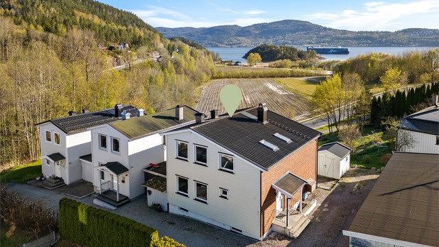 Boligen ligger høyt og fritt med utsikt over nærområdet og fjorden.