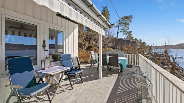 Deler av terrassen er overbygget og med markise og takvarme forlenges sommerkveldene.