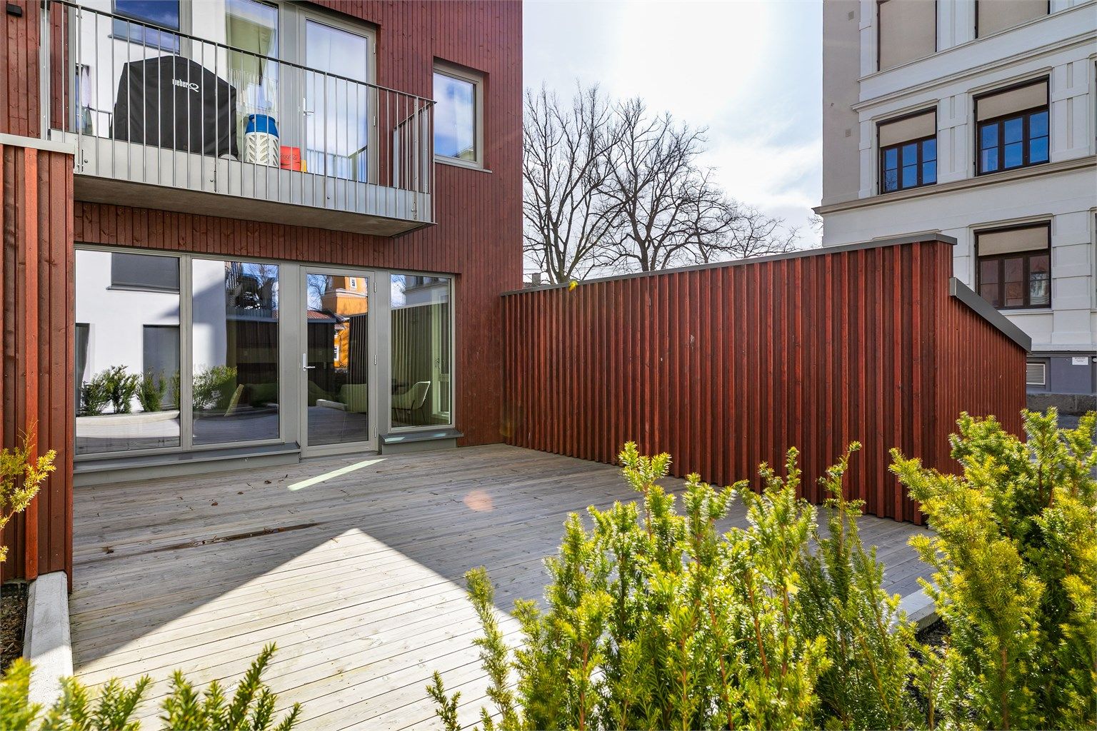 Sommerstid kommer solen til terrassen fra utpå ettermiddagene.