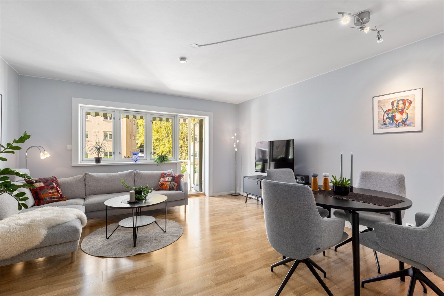 I stuen er det god plass til både spisebord og sofahjørne.
