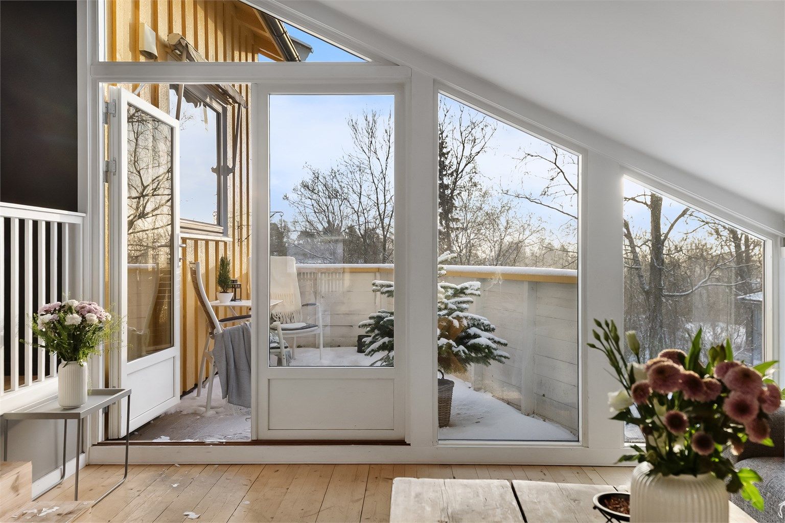 Balkongdøren er fra 2012 og har to-lags glass.