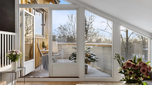Balkongdøren er fra 2012 og har to-lags glass.