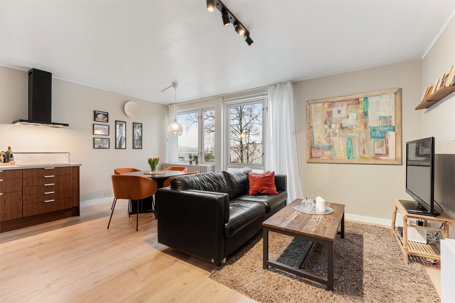 Lys og hyggelig stue med mye naturlig lys