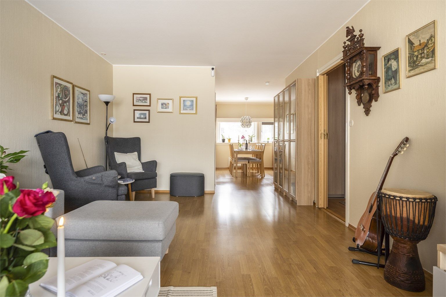 Det er store vindusflater som slipper inn rikelig med lys og som bidrar til å skape en luftig følelse i leiligheten