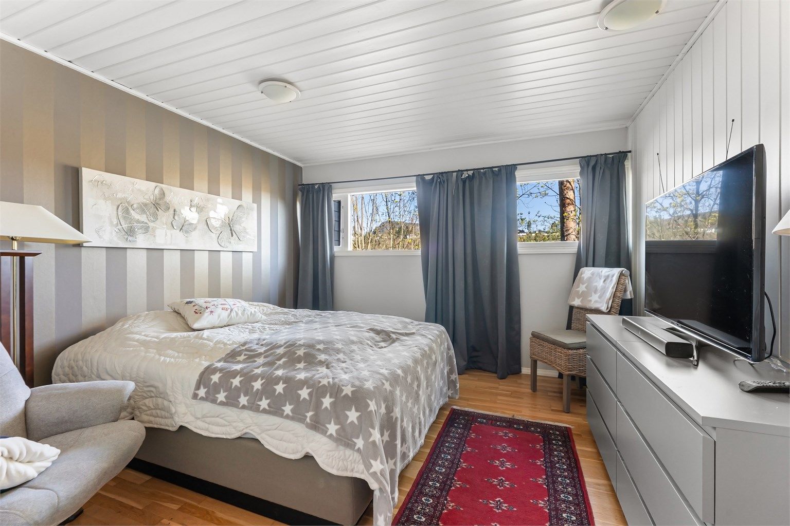 Ett av tre soverom i underetasjen. To av soverommene har skyvedørsgarderobe.