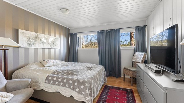 Ett av tre soverom i underetasjen. To av soverommene har skyvedørsgarderobe.
