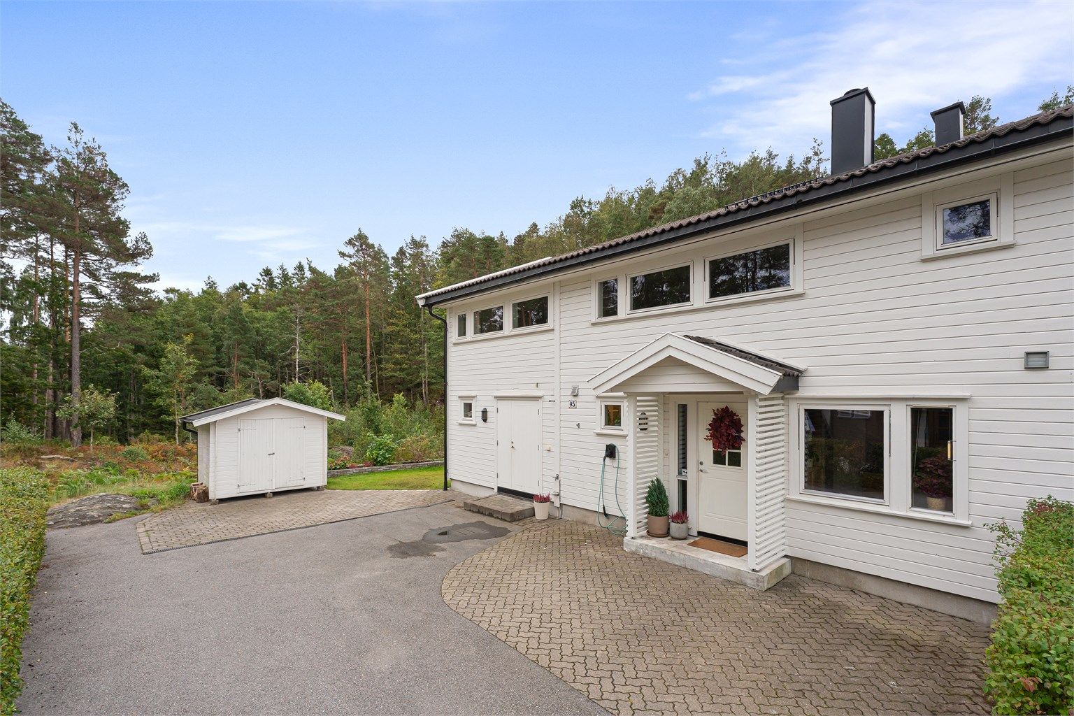 Velkommen til Tjuvhelleren 95 - her er det god plass til familielivet, med romslige oppholdsarealer, flere soverom og fine uteområder