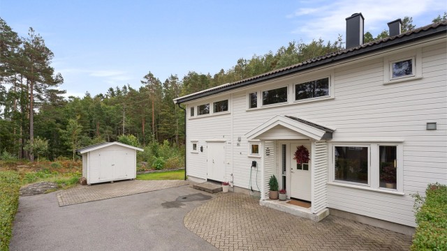 Velkommen til Tjuvhelleren 95 - her er det god plass til familielivet, med romslige oppholdsarealer, flere soverom og fine uteområder