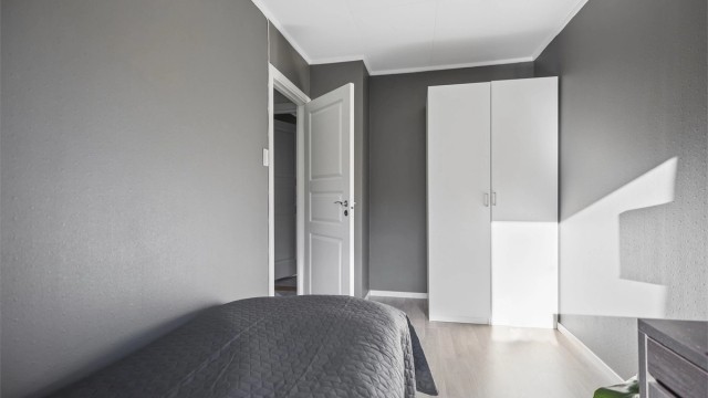 I likhet med de øvrige soverommene er det også her god plass til oppbevaring, med en praktisk garderobeløsning.