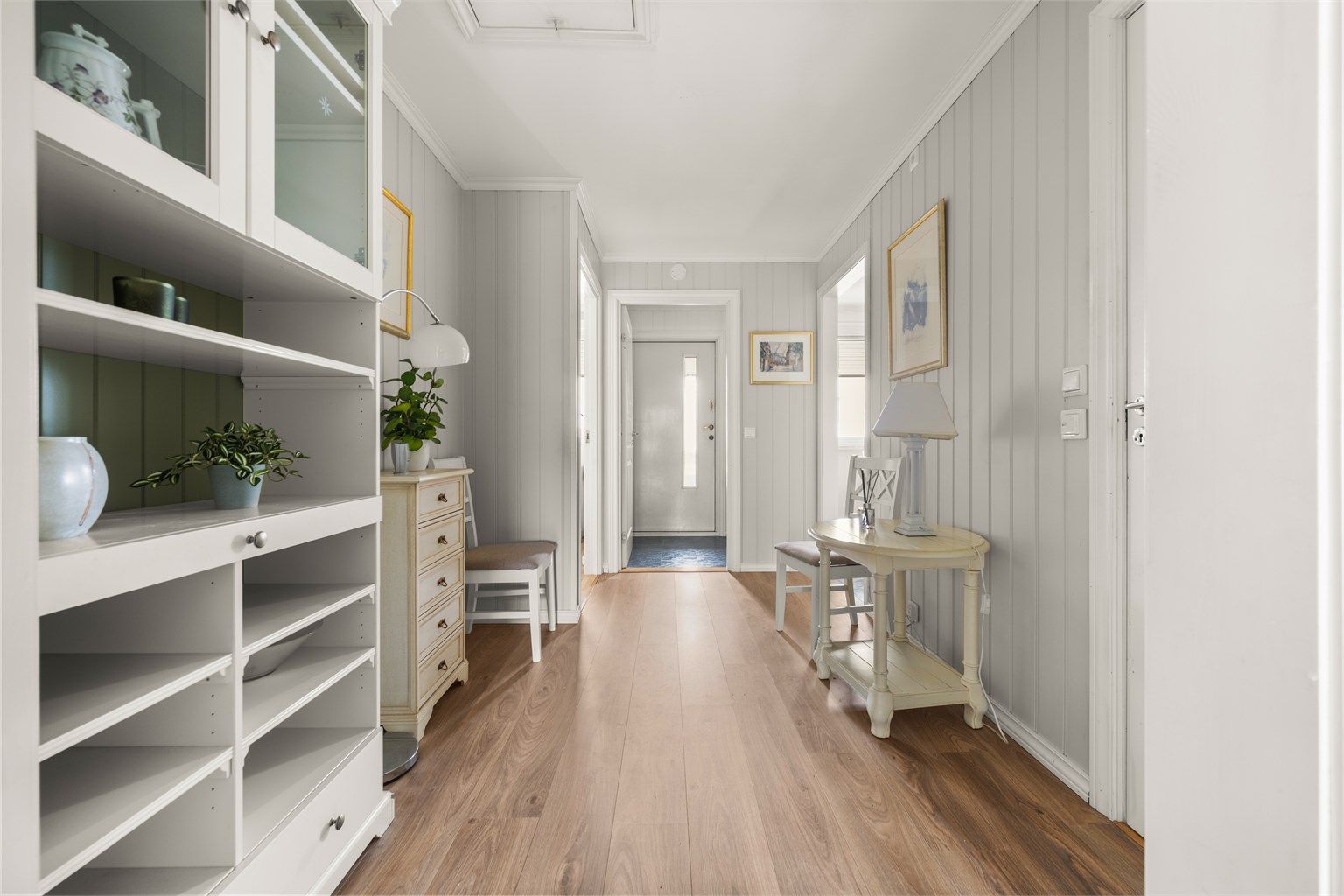 I gangen er det loftsluke som gir adkomst til et uinnredet kaldtloft for ekstra lagring.