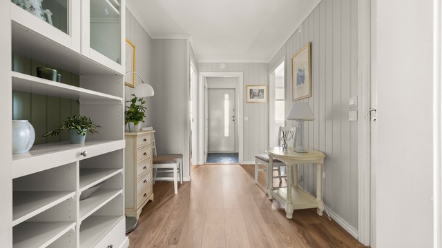 I gangen er det loftsluke som gir adkomst til et uinnredet kaldtloft for ekstra lagring.