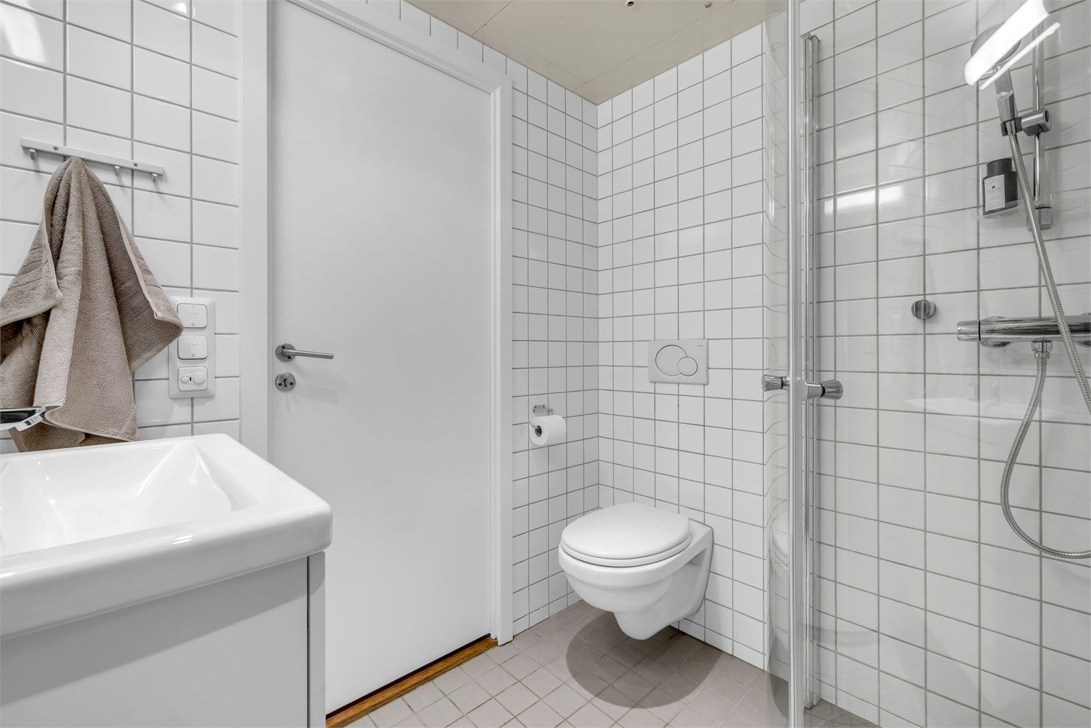 Leiligheten har radiatorer i stue og soverom tilknyttet felles varmeanlegg. Det er varmekabler på badet.