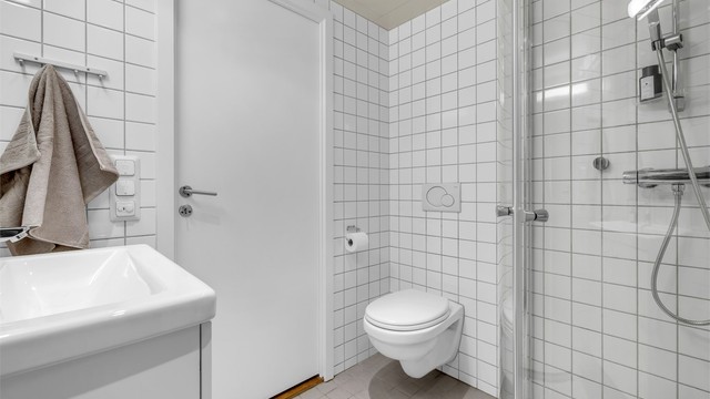 Leiligheten har radiatorer i stue og soverom tilknyttet felles varmeanlegg. Det er varmekabler på badet.