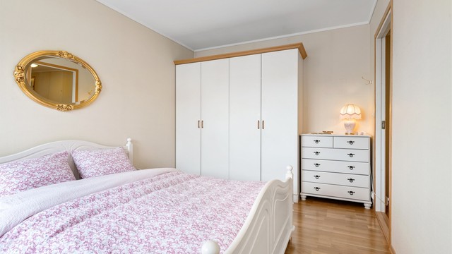 Rommet har god plass til garderobeskap for effektiv oppbevaring.