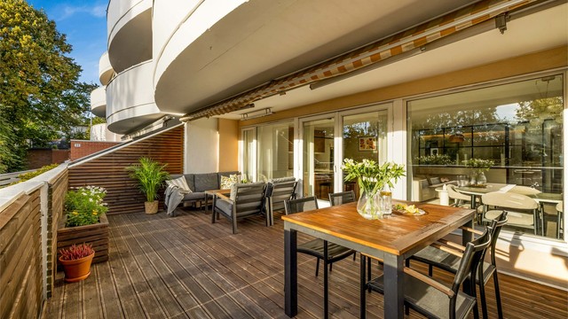 Selger opplyser om gode solforhold med sol fra ca. kl. 10.30- ca. kl. 21.00 på sommerstid. Terrassen fungerer som en herlig forlengelse av stuen på vår- og sommerdager og blir et naturlig samlingspunkt på den varmere tiden av året.