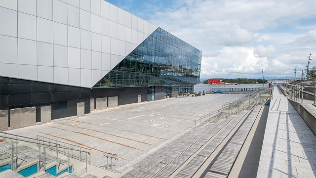 Kort gange til Konserthuset som byr på utallige konserter og kulturelle innslag.
