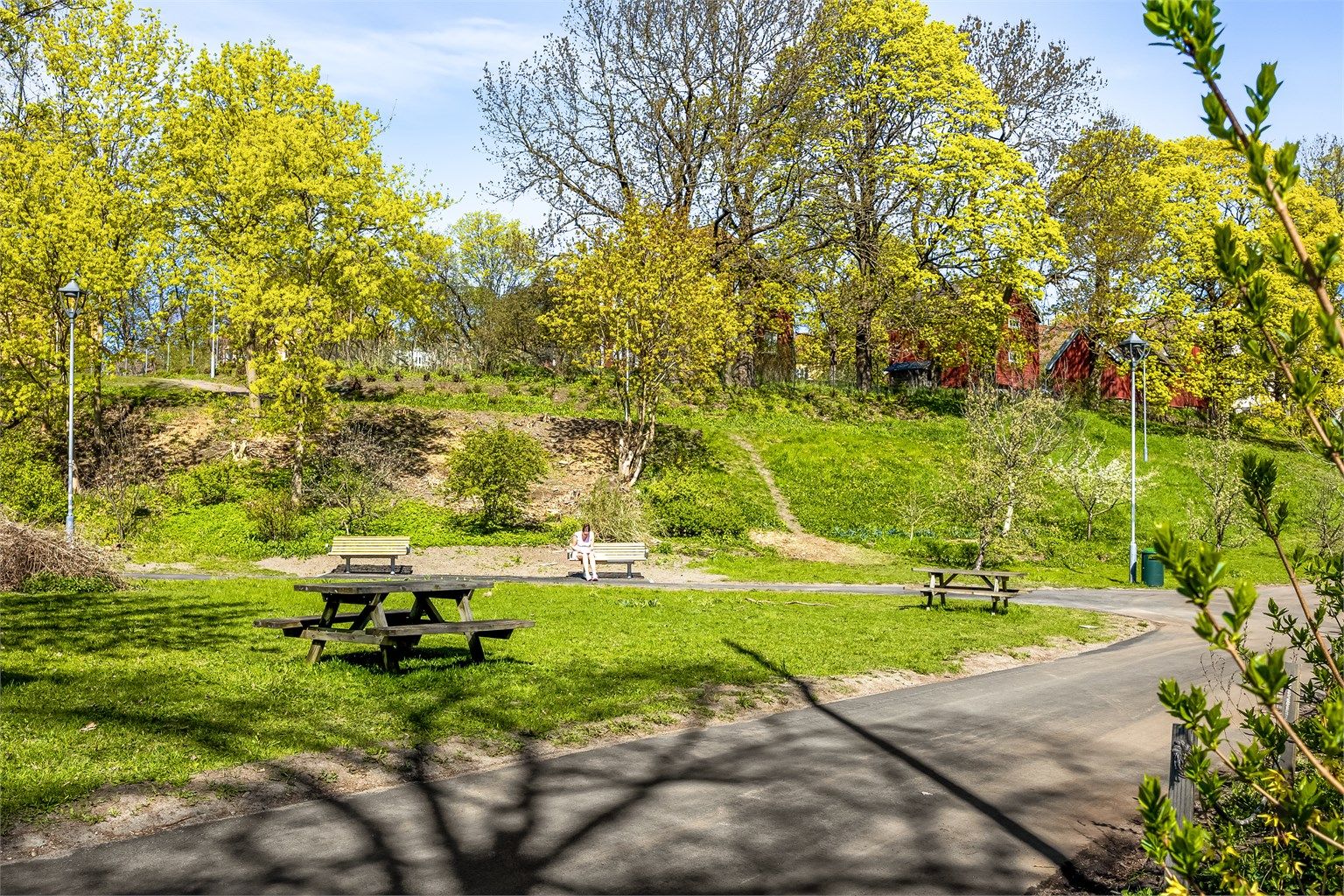 På dørstokken til leiligheten har du umiddelbar tilgang på grøntområder og parker som Iladalen Park, Arkitekt Rivertz' plass og turstiene langs Akerselva. 
