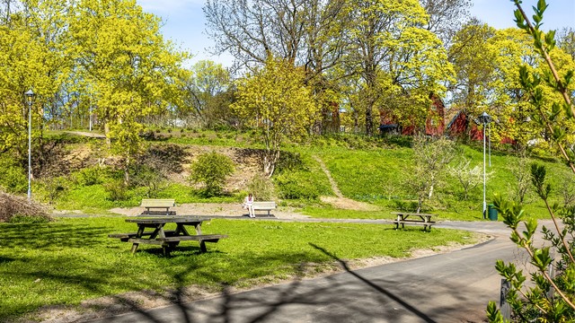 På dørstokken til leiligheten har du umiddelbar tilgang på grøntområder og parker som Iladalen Park, Arkitekt Rivertz' plass og turstiene langs Akerselva.