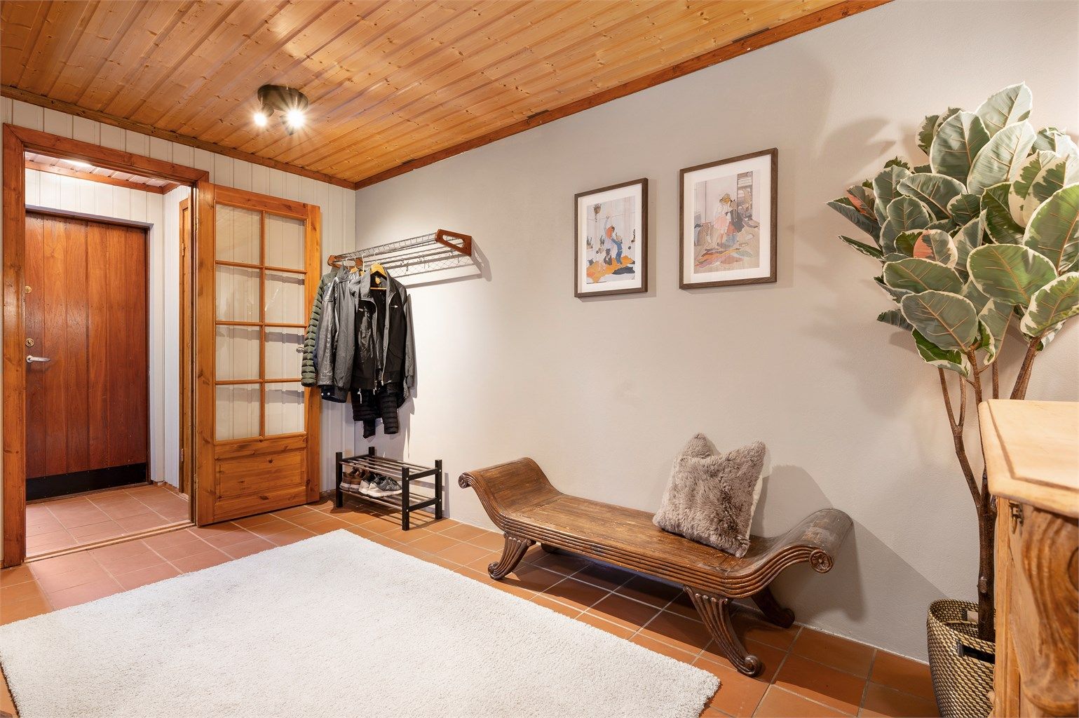 Huset ble oppført i 1969 og har et samlet areal på 200 kvm.