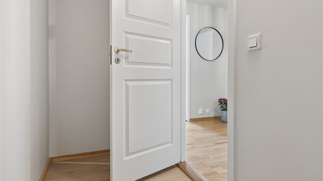 Leiligheten har en praktisk innvendig bod for ekstra lagringsplass.