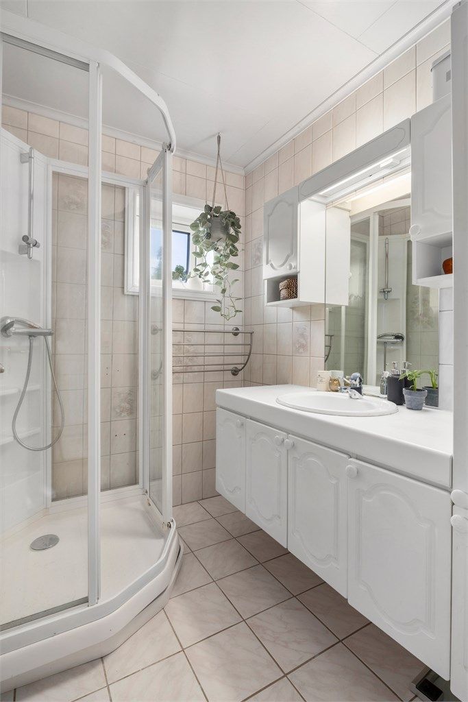 Badet i 1. etasje ligger i nær tilknytning til soverommene. Badet er flislagt og fra 1993, med gulvvarme.