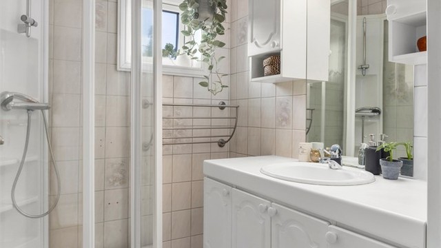 Badet i 1. etasje ligger i nær tilknytning til soverommene. Badet er flislagt og fra 1993, med gulvvarme.