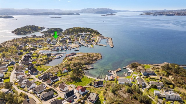 Vassøy er en vidunderlig idyllisk plass å bo med lange svaberg og koselige bukter