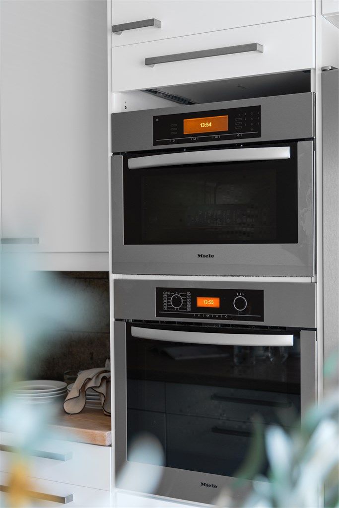 Det er integrert oppvaskmaskin, komfyr, dampovn, fryseskap og kjøleskap. Hvitevarer på kjøkken medfølger handelen. 