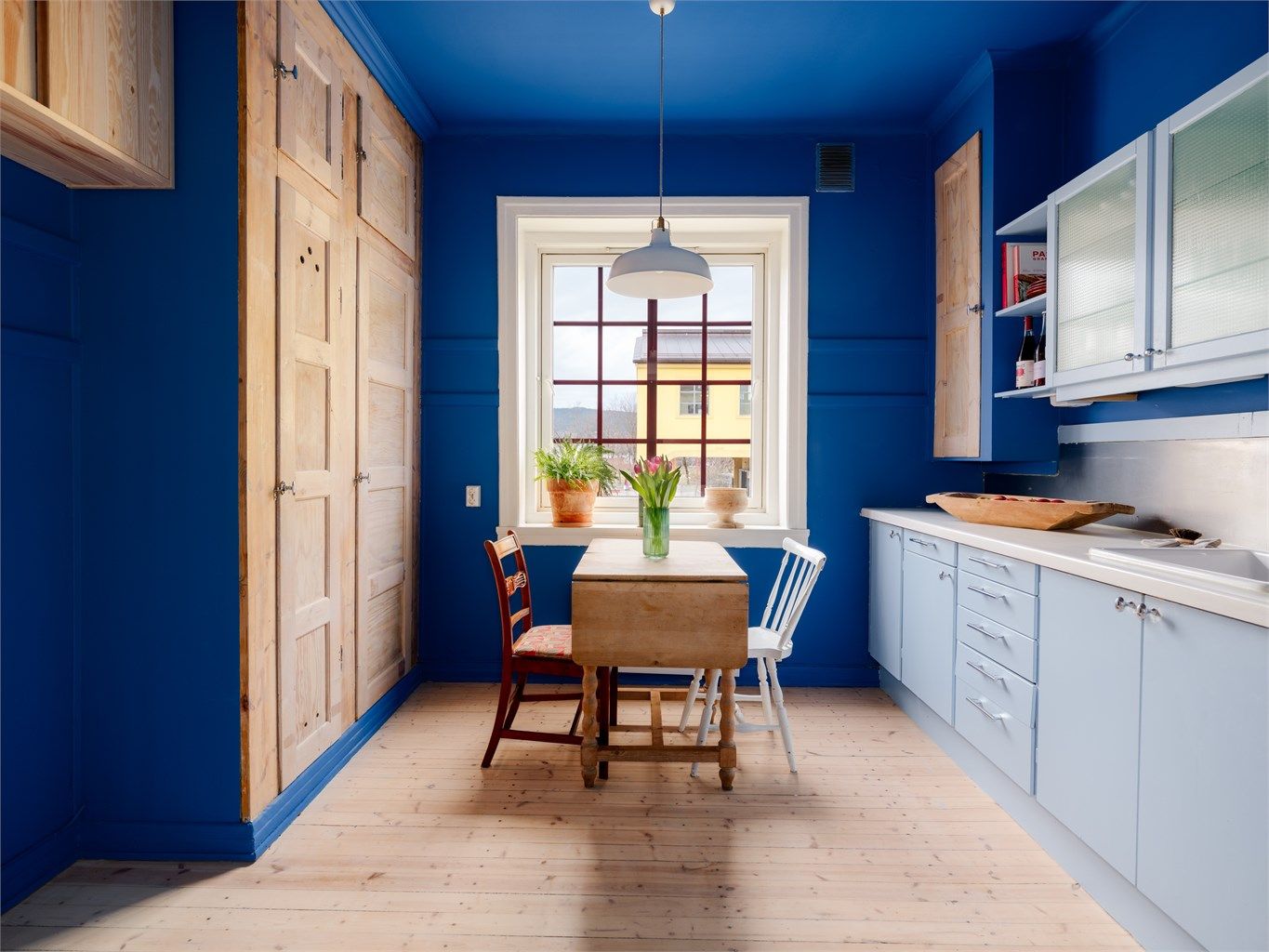  Store vindusflater gir gode lysforhold og bidrar til en luftig romfølelse.