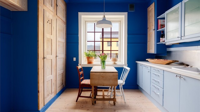 Store vindusflater gir gode lysforhold og bidrar til en luftig romfølelse.