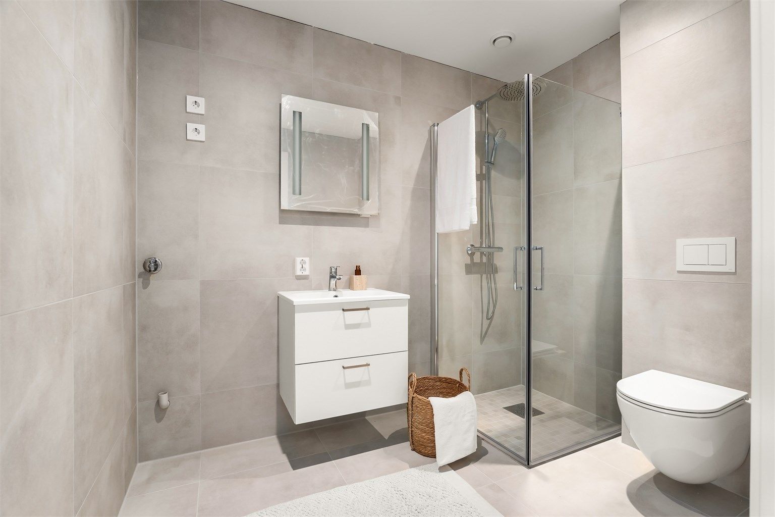 Badet har i likhet med kjøkkenet kvalitetsmøbler i serien Snøtinden fra Strai. Gulvet og veggene er utført med moderne fliser, gulvet også med varmekabler.