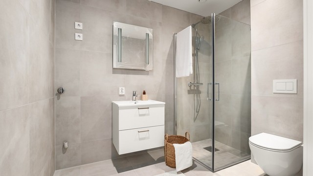 Badet har i likhet med kjøkkenet kvalitetsmøbler i serien Snøtinden fra Strai. Gulvet og veggene er utført med moderne fliser, gulvet også med varmekabler.