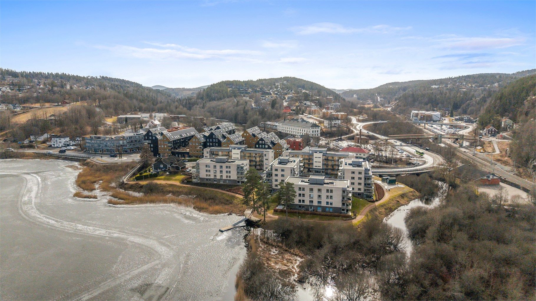 Her får du en flott 3-roms topp- og hjørneleilighet i første rekke til Gjellumvannet, gode solforhold.