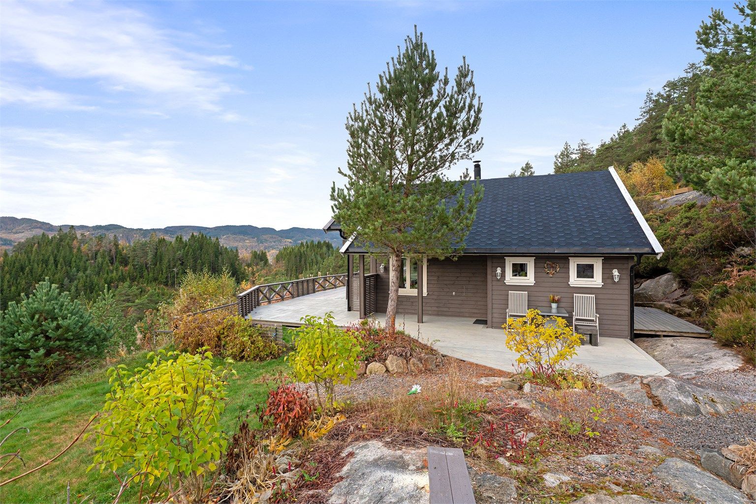 Eiendommen har en flott kombinasjon av naturlig fjellterreng og pent opparbeidede uteområder.